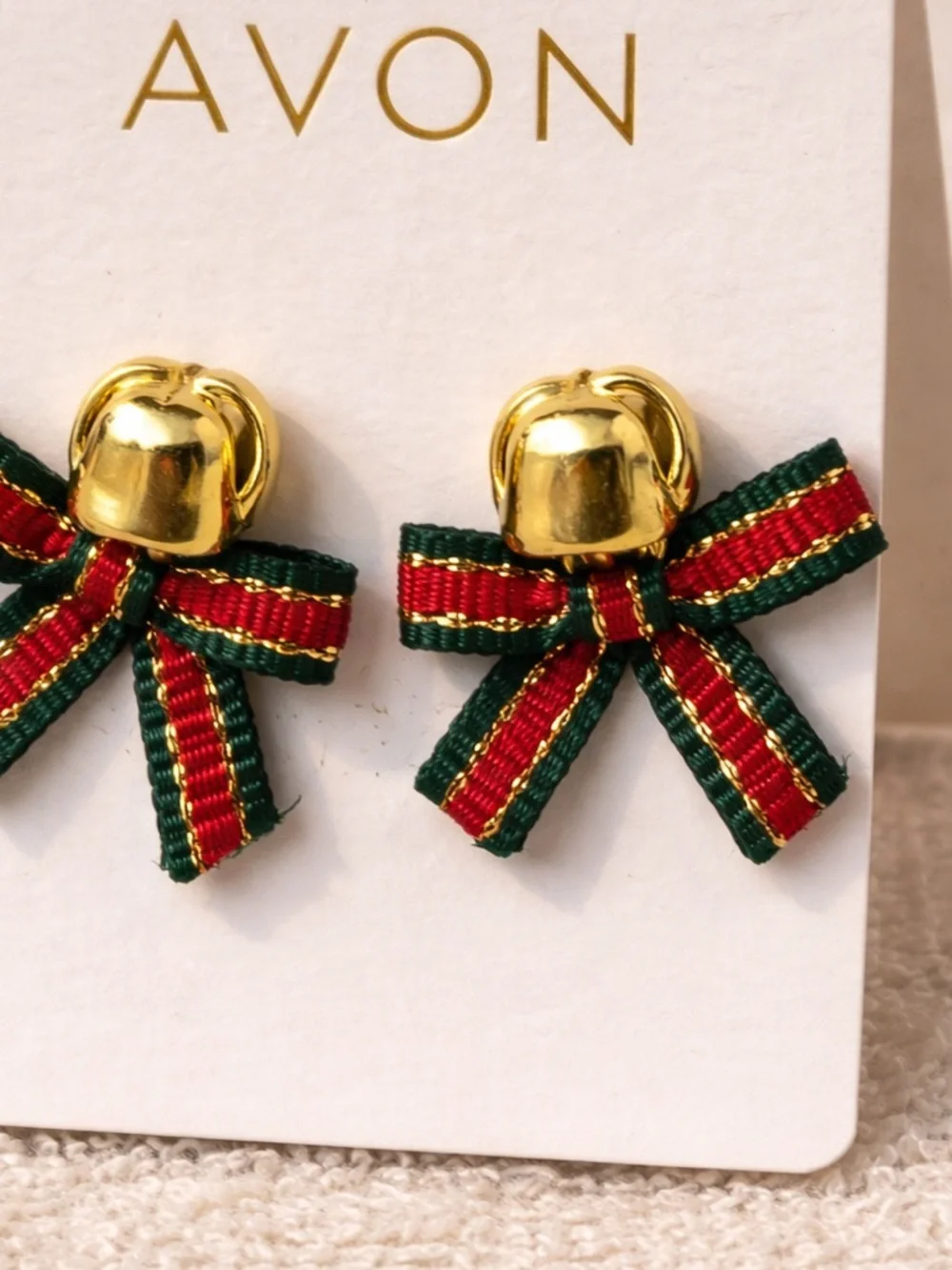 V7 Avon Green & Red Holiday Gift Box Earrings